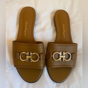 Ferragamo Gancini slide sandal 7.5